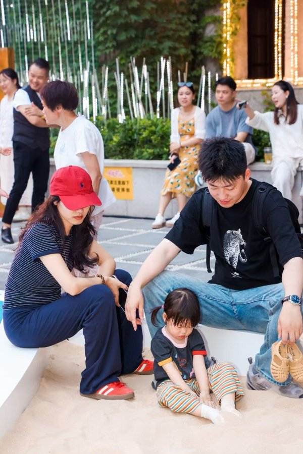 启盈优配 这个中心城区商场海岛风情拉满，打造夏日“治愈系”社交空间